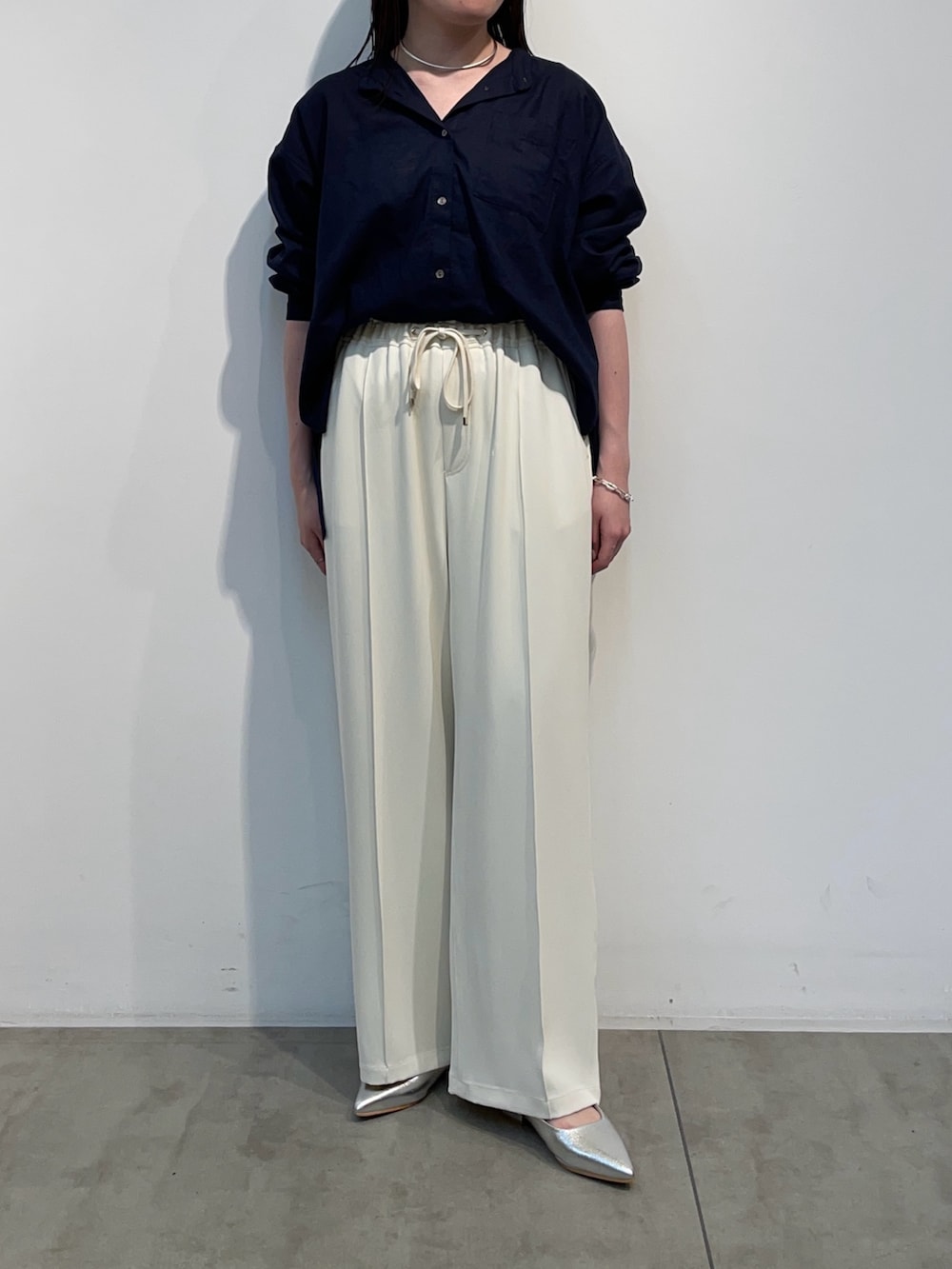 ホワイト系のその他パンツ、ブルー系のシャツ/ブラウスを着用したレディースの春コーディネートの3枚目の写真