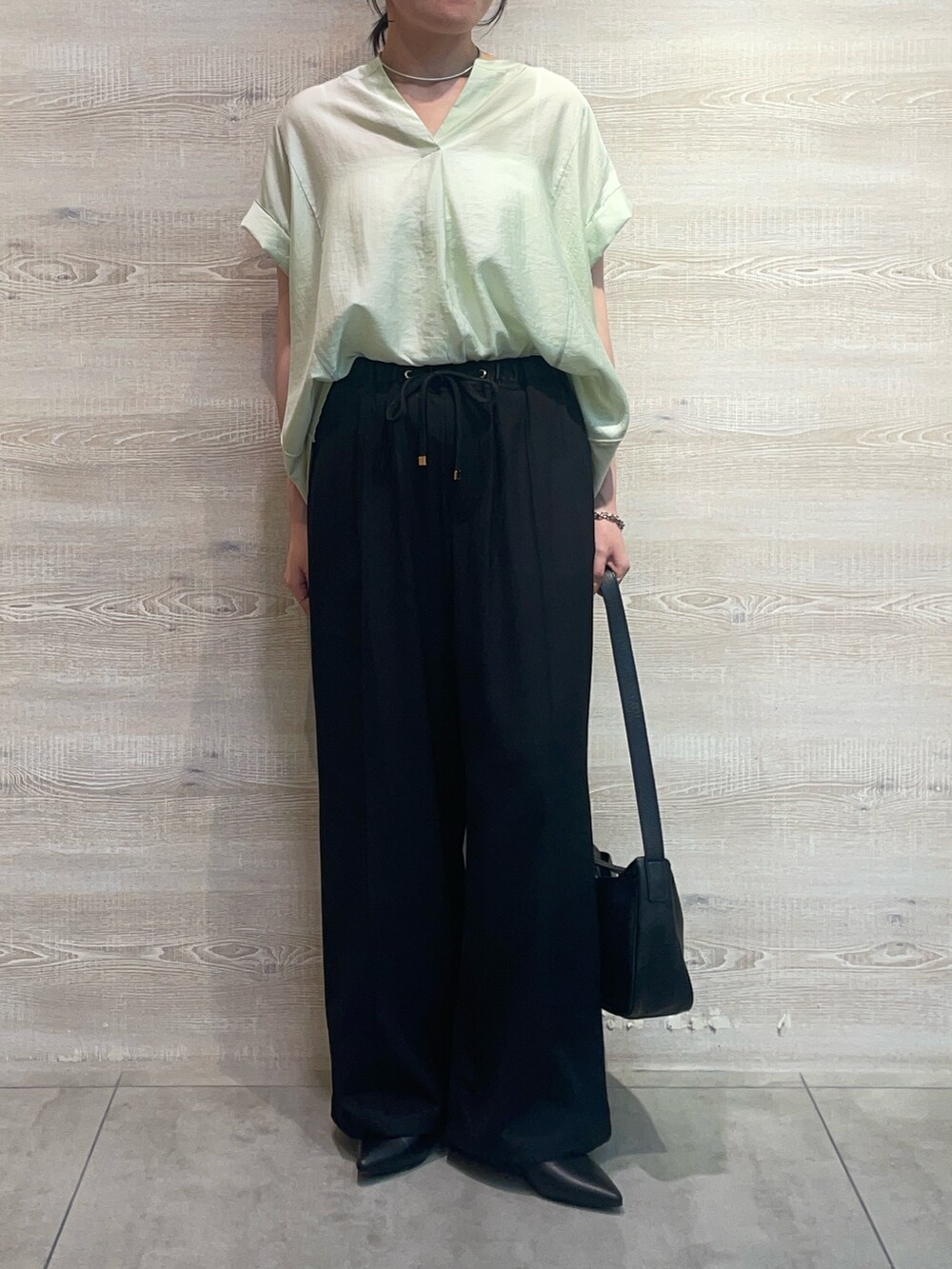 グリーン系のシャツ/ブラウス、ブラック系のその他パンツ、ブラック系のショルダーバッグを着用したレディースの夏コーディネートの2枚目の写真