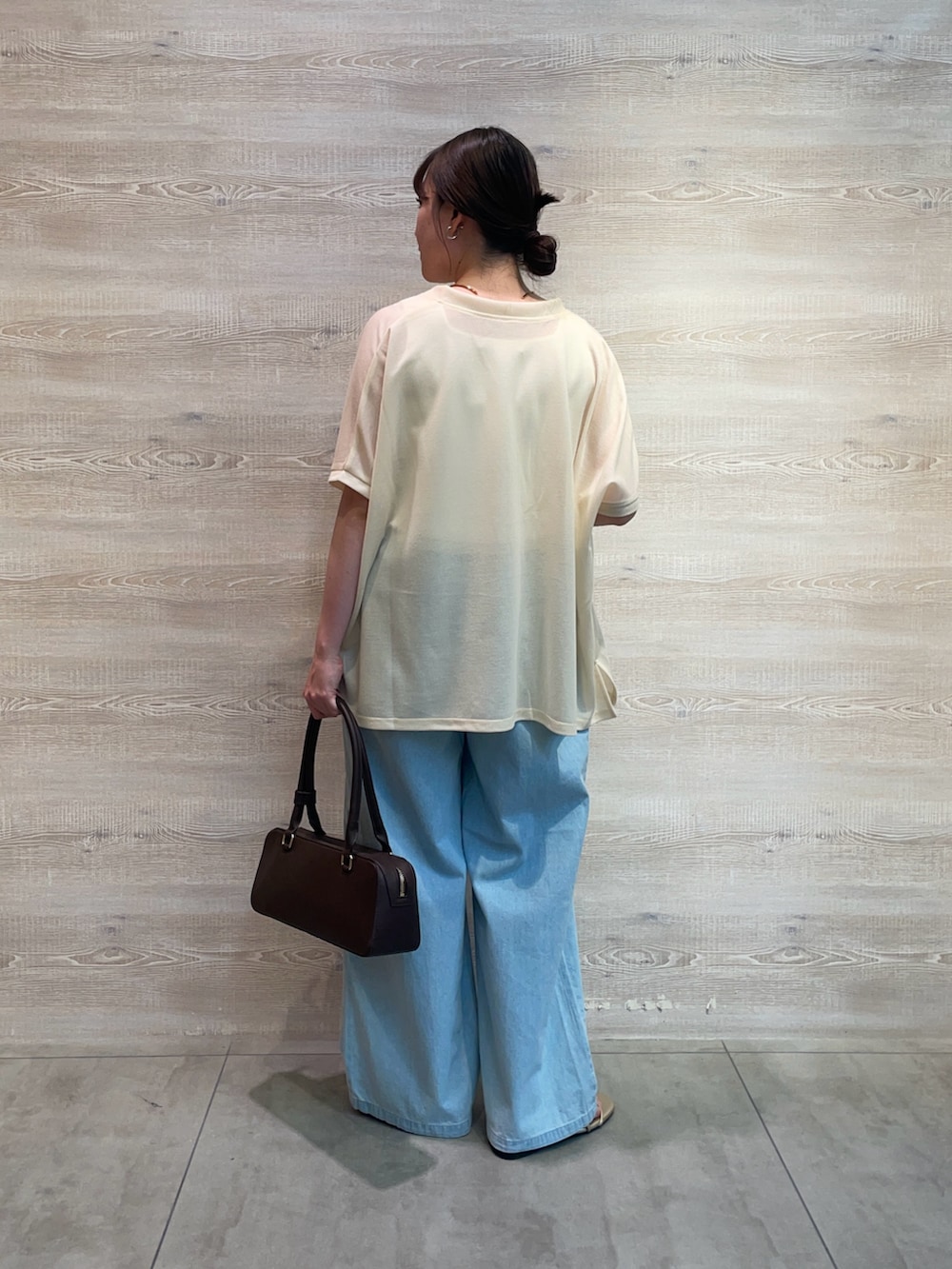 ブルー系のデニムパンツ、ベージュ系のTシャツ/カットソーを着用したレディースの夏コーディネートの2枚目の写真