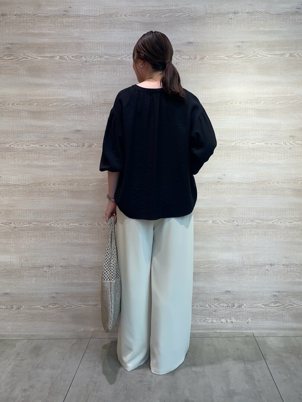 ホワイト系のその他パンツ、ブラック系のシャツ/ブラウスを着用したレディースの春コーディネートの2枚目の写真