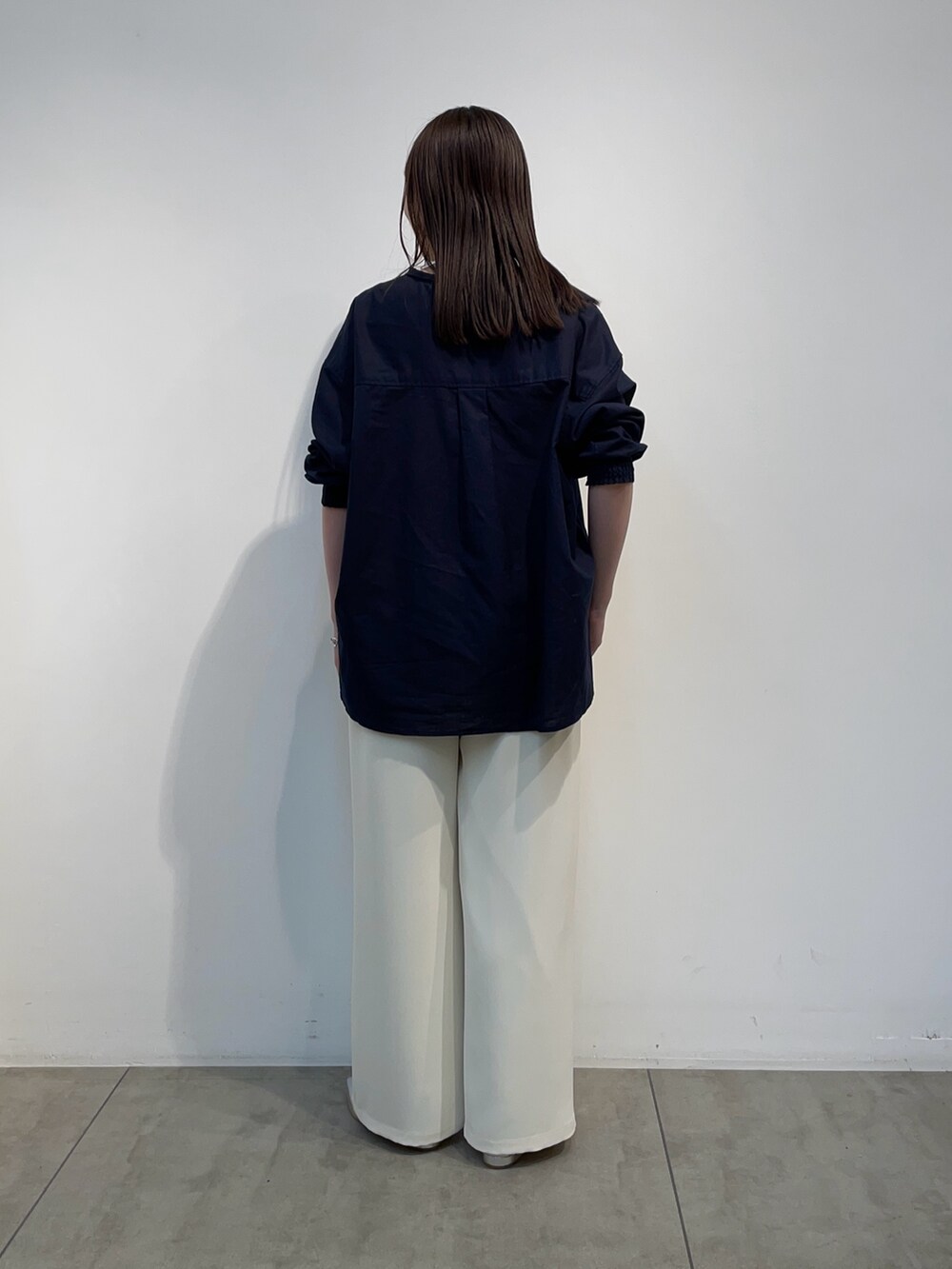 ホワイト系のその他パンツ、ブルー系のシャツ/ブラウスを着用したレディースの春コーディネートの2枚目の写真