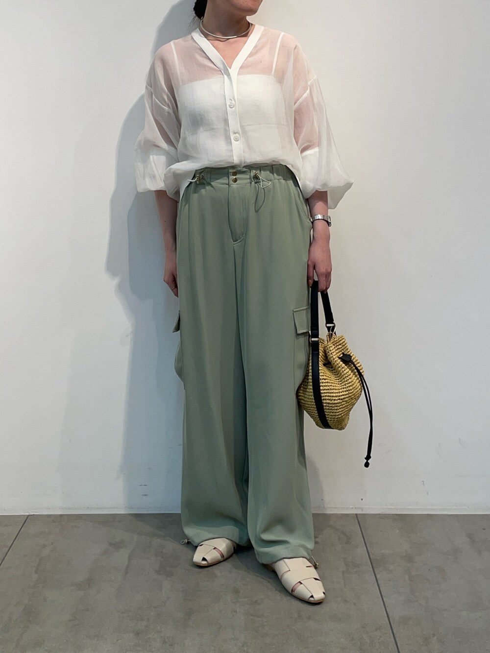 グリーン系のその他パンツ、ホワイト系のカーディガン/ボレロを着用したレディースの春コーディネートの2枚目の写真