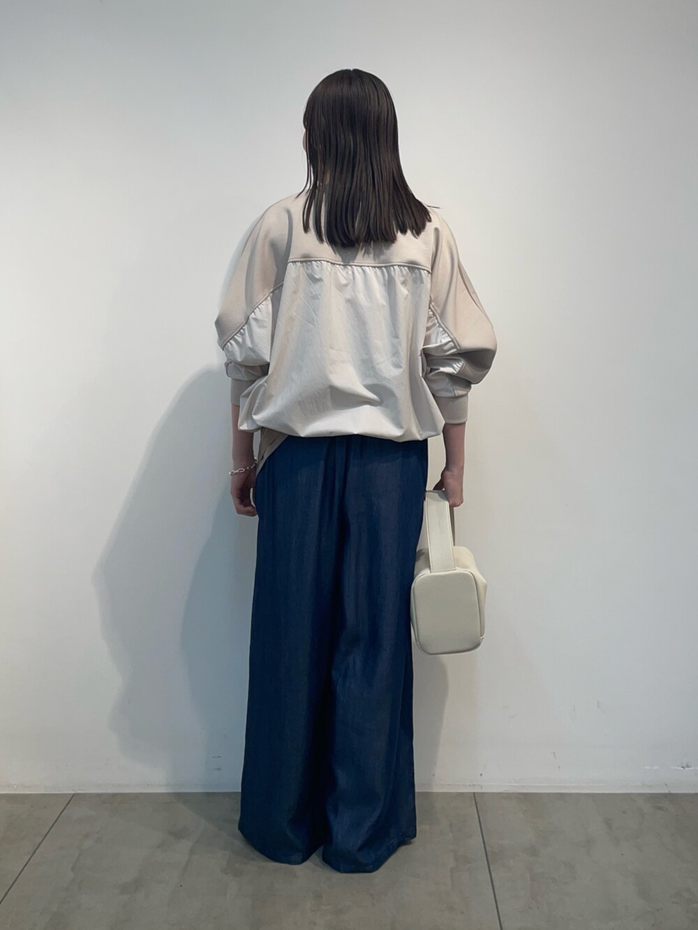 グレー系のTシャツ/カットソー、ブルー系のその他パンツを着用したレディースの春コーディネートの2枚目の写真