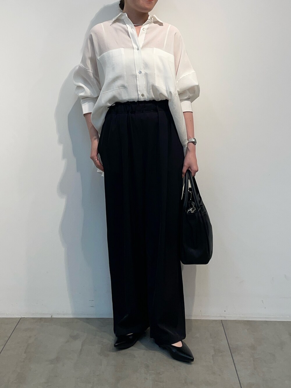 ブラック系のその他パンツ、ホワイト系のシャツ/ブラウスを着用したレディースの春コーディネートの2枚目の写真