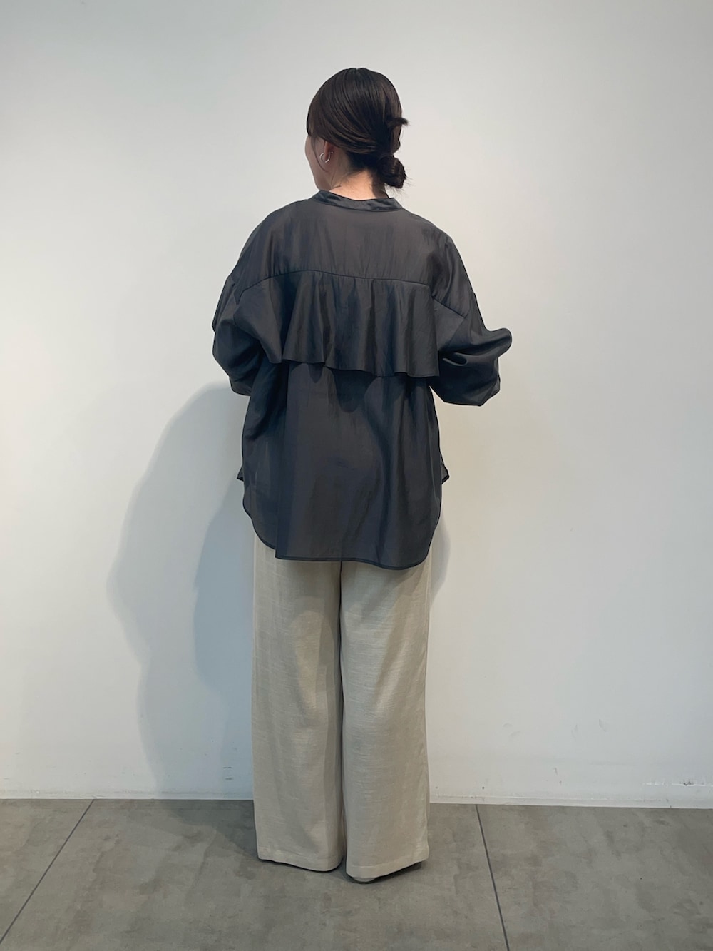 グレー系のシャツ/ブラウス、ベージュ系のその他パンツを着用したレディースの春コーディネートの2枚目の写真