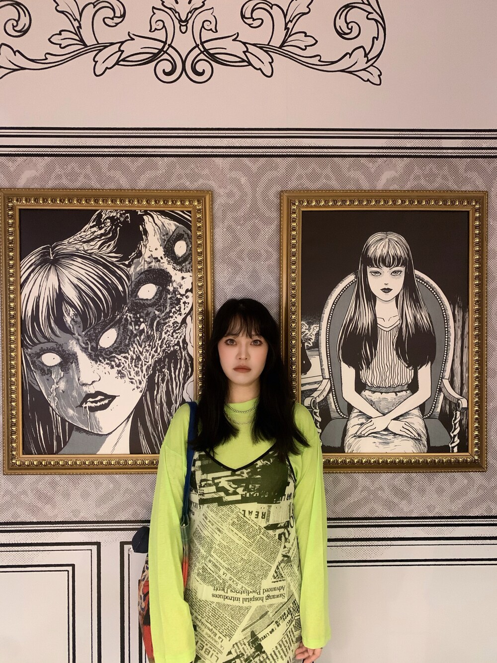 グリーン系のTシャツ/カットソー、ホワイト系のワンピースを着用したレディースの秋コーディネートの2枚目の写真