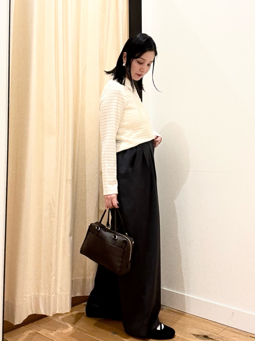 ホワイト系のシャツ/ブラウス、グレー系のその他パンツ、ブラウン系のボストンバッグを着用したレディースの春コーディネートの2枚目の写真