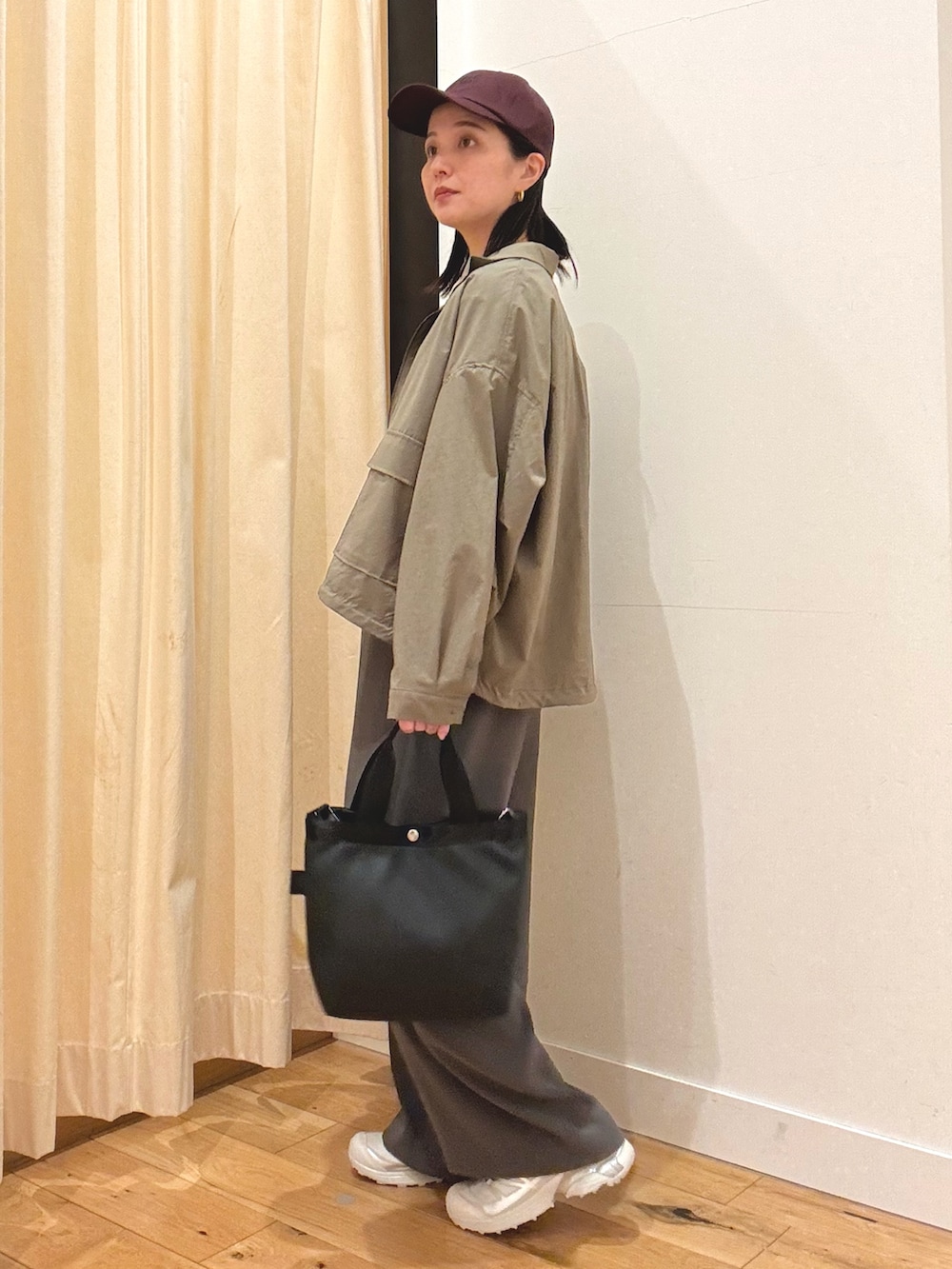 その他のTシャツ/カットソー、グレー系のサロペット/オーバーオール、グリーン系のブルゾンを着用したレディースの春コーディネートの3枚目の写真