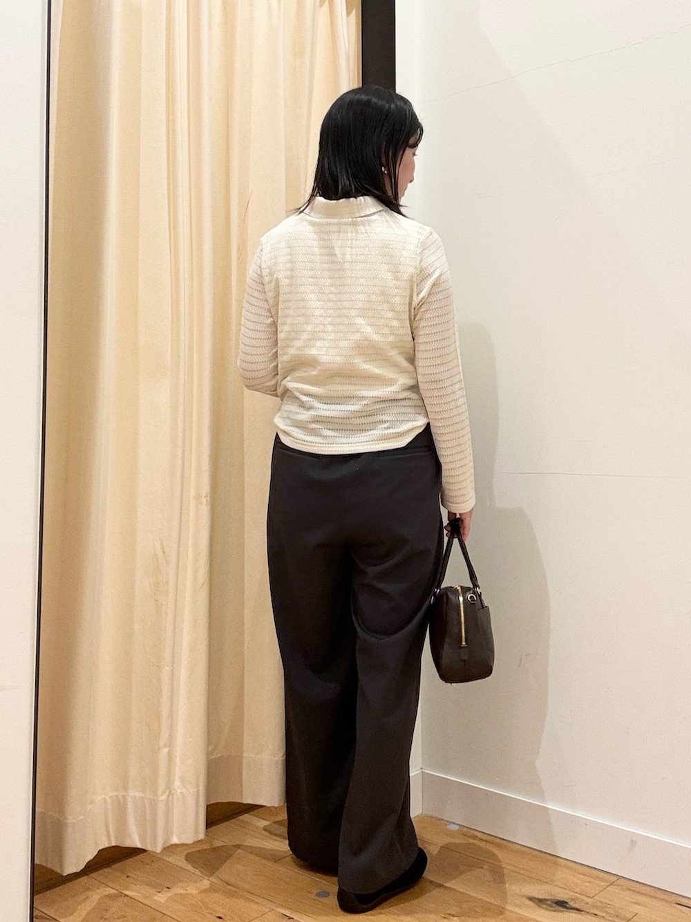 ホワイト系のシャツ/ブラウス、グレー系のその他パンツ、ブラウン系のボストンバッグを着用したレディースの春コーディネートの3枚目の写真