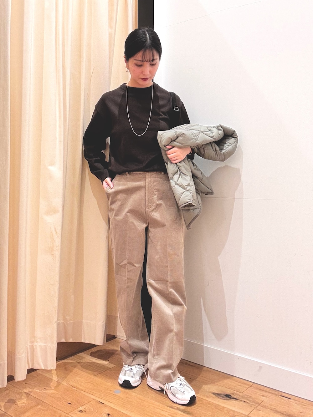 グリーン系のその他アウター、ベージュ系のその他パンツ、ブラウン系のニット/セーターを着用したレディースの秋コーディネートの4枚目の写真