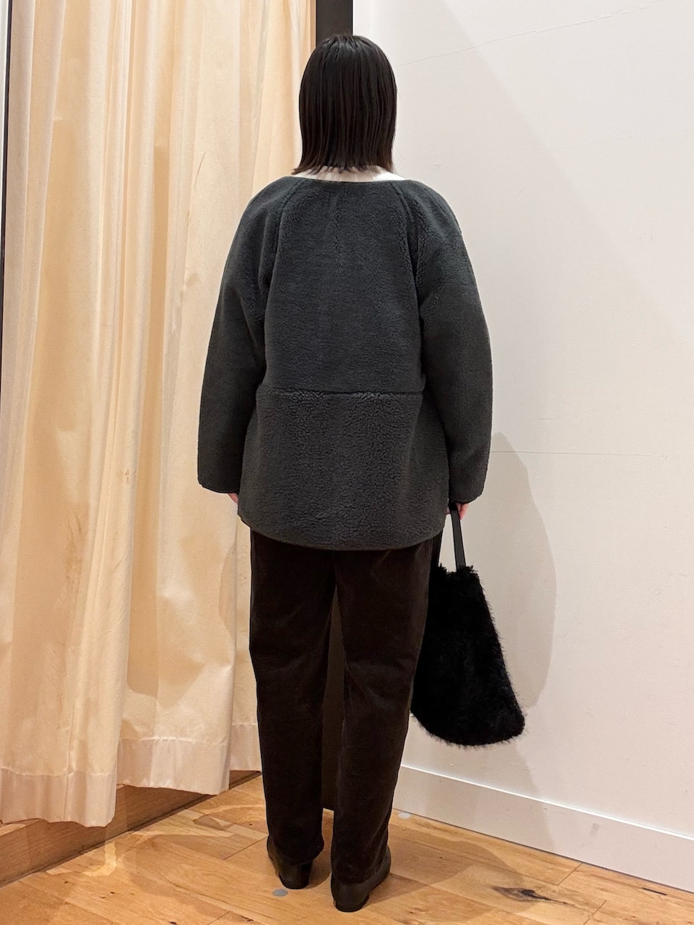 ブラック系のその他アウター、グレー系のその他パンツ、ブラウン系のパンプスを着用したレディースの秋コーディネートの3枚目の写真