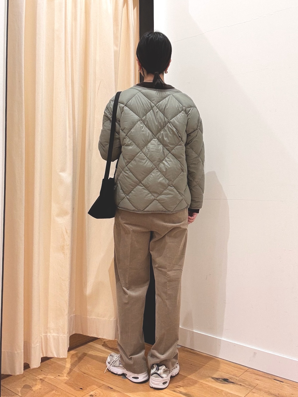 グリーン系のその他アウター、ベージュ系のその他パンツ、ブラウン系のニット/セーターを着用したレディースの秋コーディネートの3枚目の写真