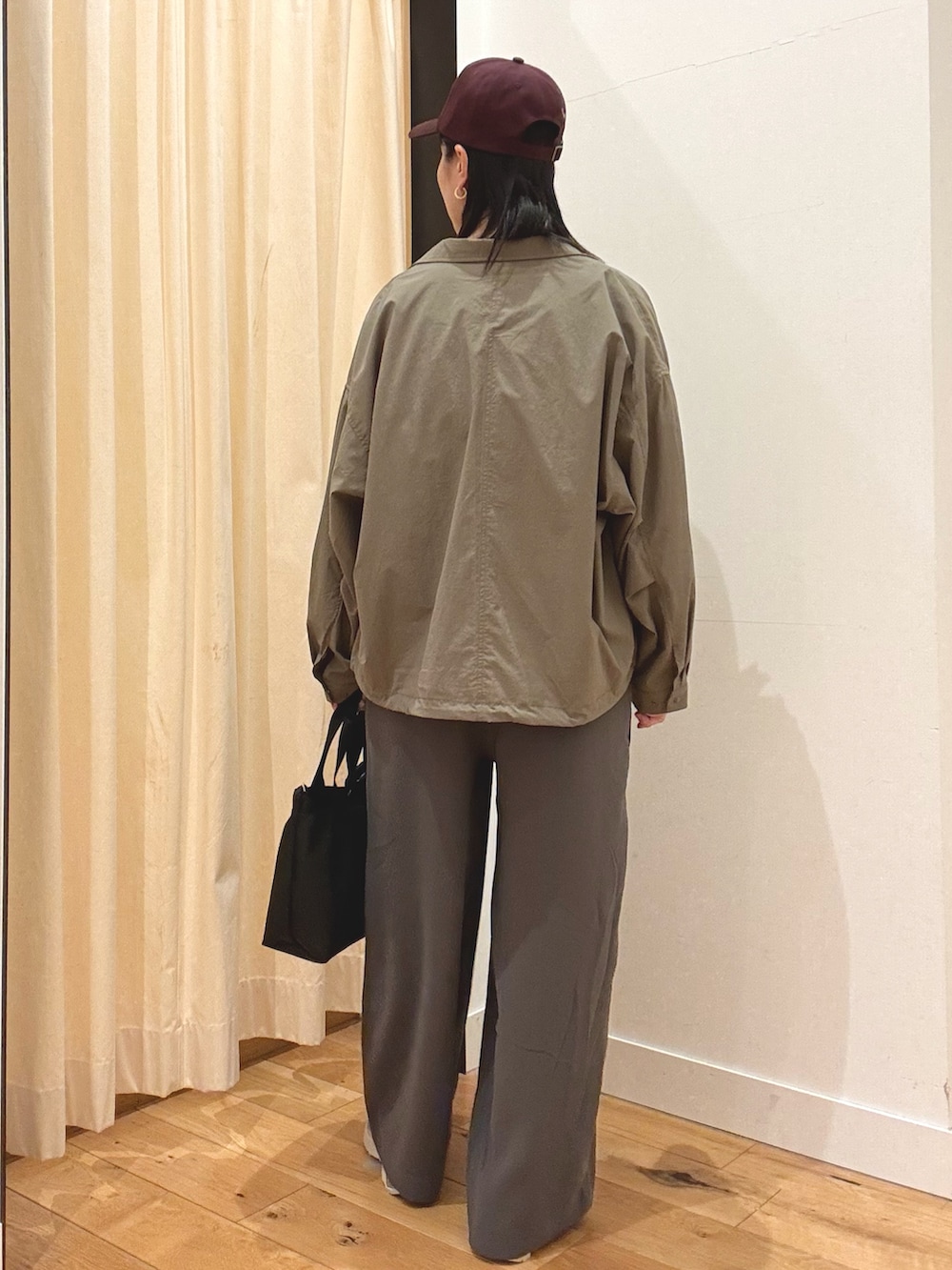 その他のTシャツ/カットソー、グレー系のサロペット/オーバーオール、グリーン系のブルゾンを着用したレディースの春コーディネートの2枚目の写真