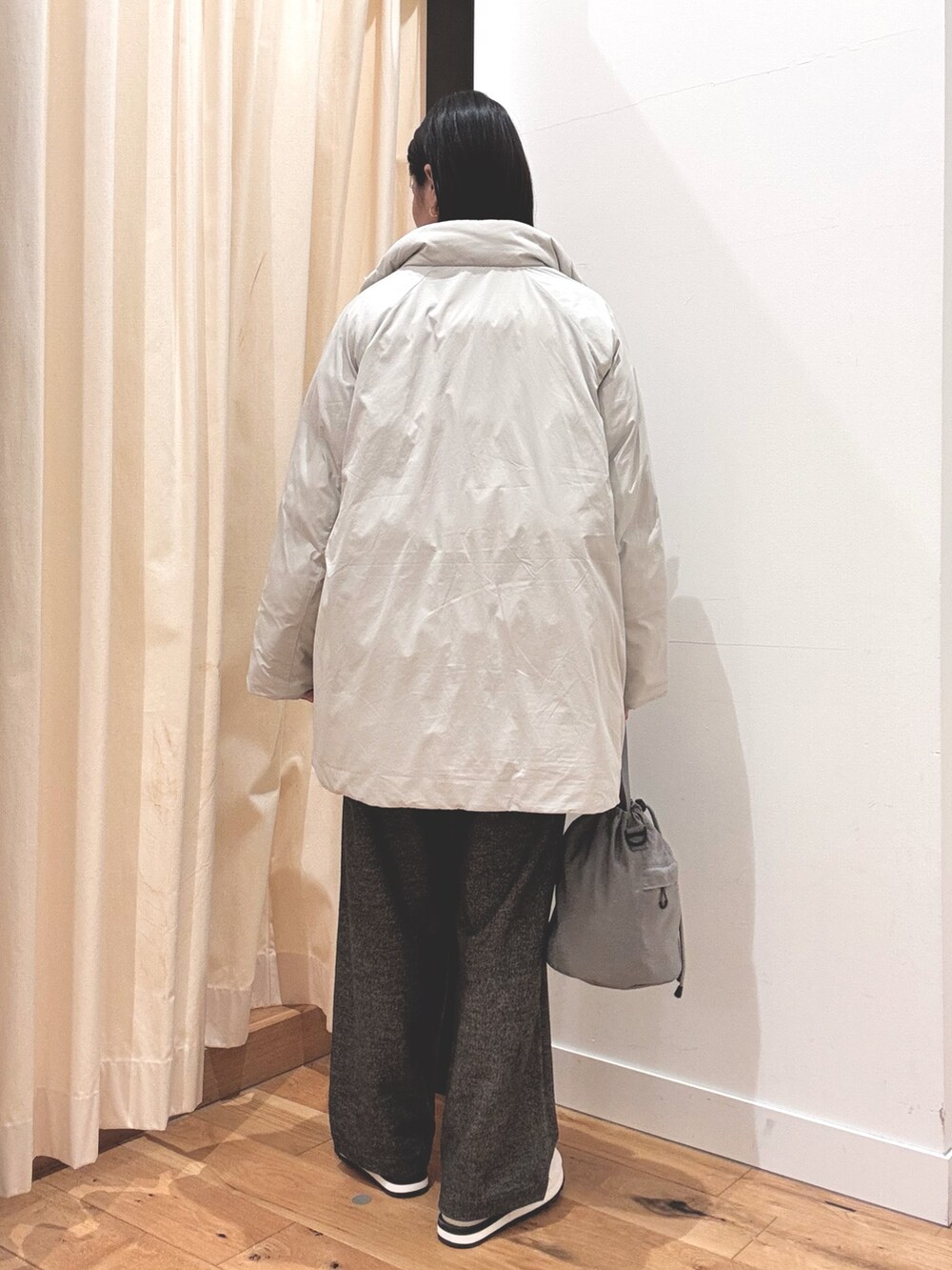 ホワイト系のニット/セーター、ベージュ系のブルゾン、グレー系のその他パンツを着用したレディースの秋コーディネートの3枚目の写真