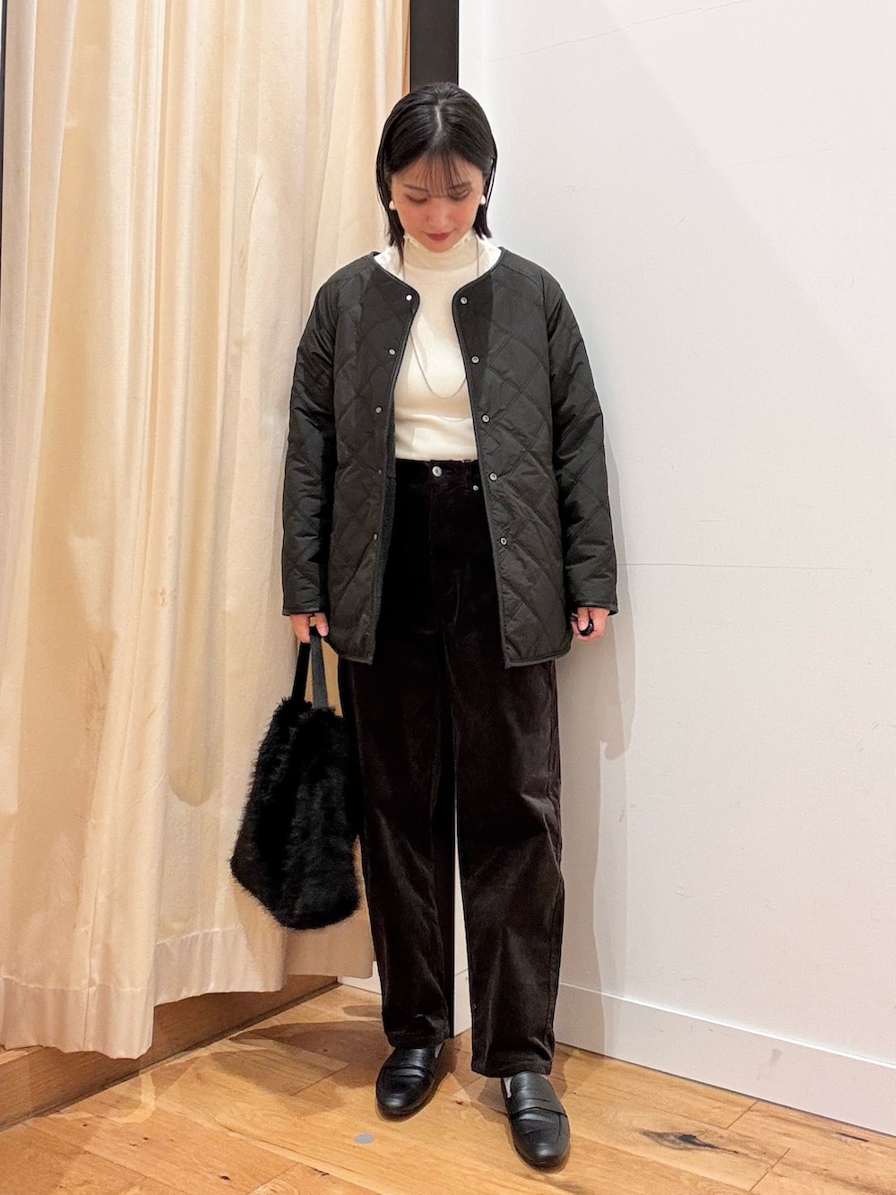 ブラック系のその他アウター、グレー系のその他パンツ、ブラウン系のパンプスを着用したレディースの秋コーディネートの4枚目の写真