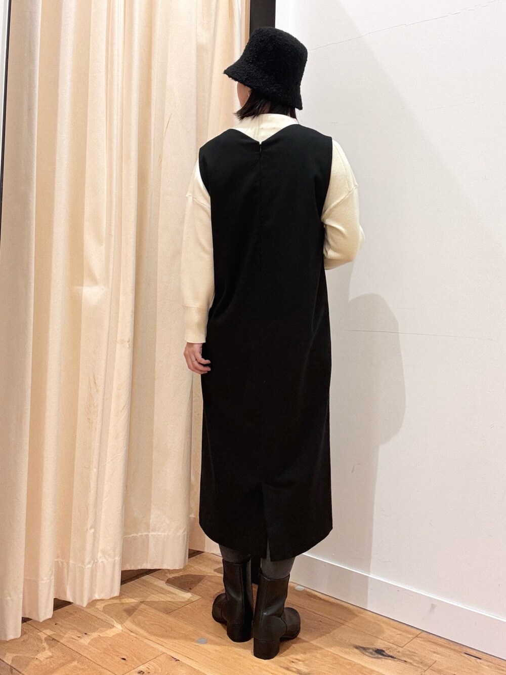 ホワイト系のトートバッグ、ホワイト系のニット/セーター、ブラック系のワンピースを着用したレディースの秋コーディネートの5枚目の写真