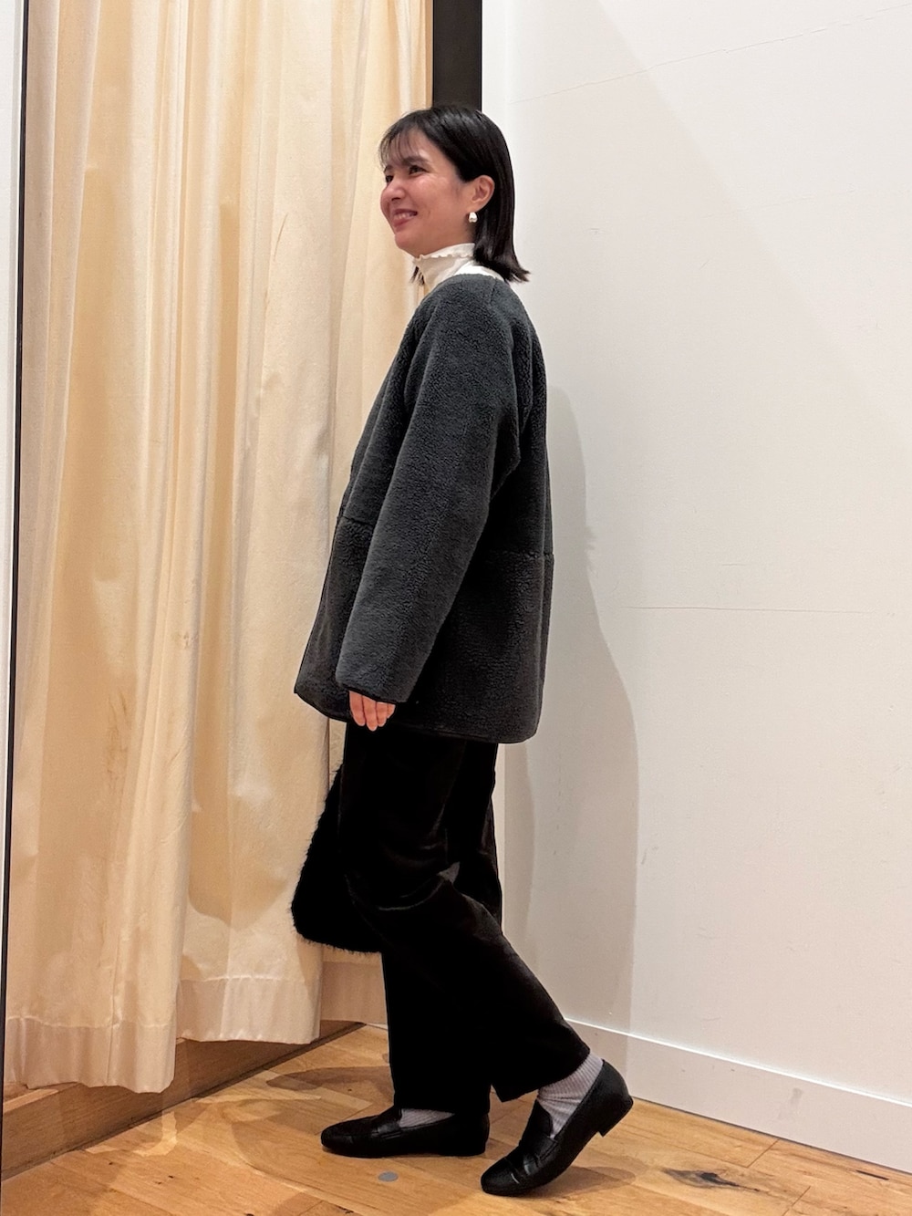 ブラック系のその他アウター、グレー系のその他パンツ、ブラウン系のパンプスを着用したレディースの秋コーディネートの2枚目の写真