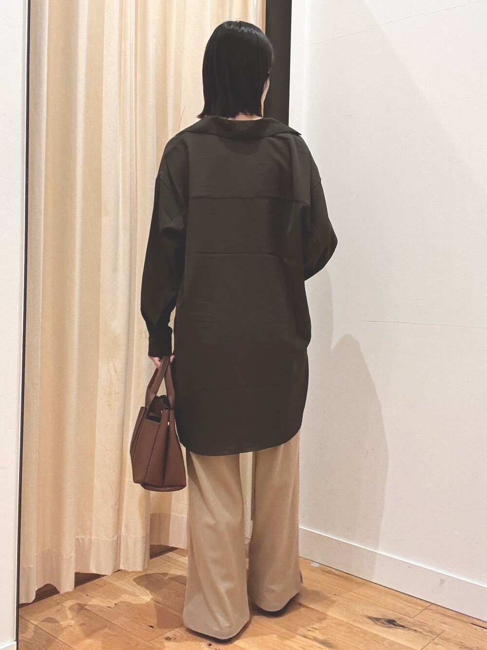 ブラウン系のシャツ/ブラウス、ベージュ系のその他パンツ、ブラウン系のトートバッグを着用したレディースの秋コーディネートの3枚目の写真