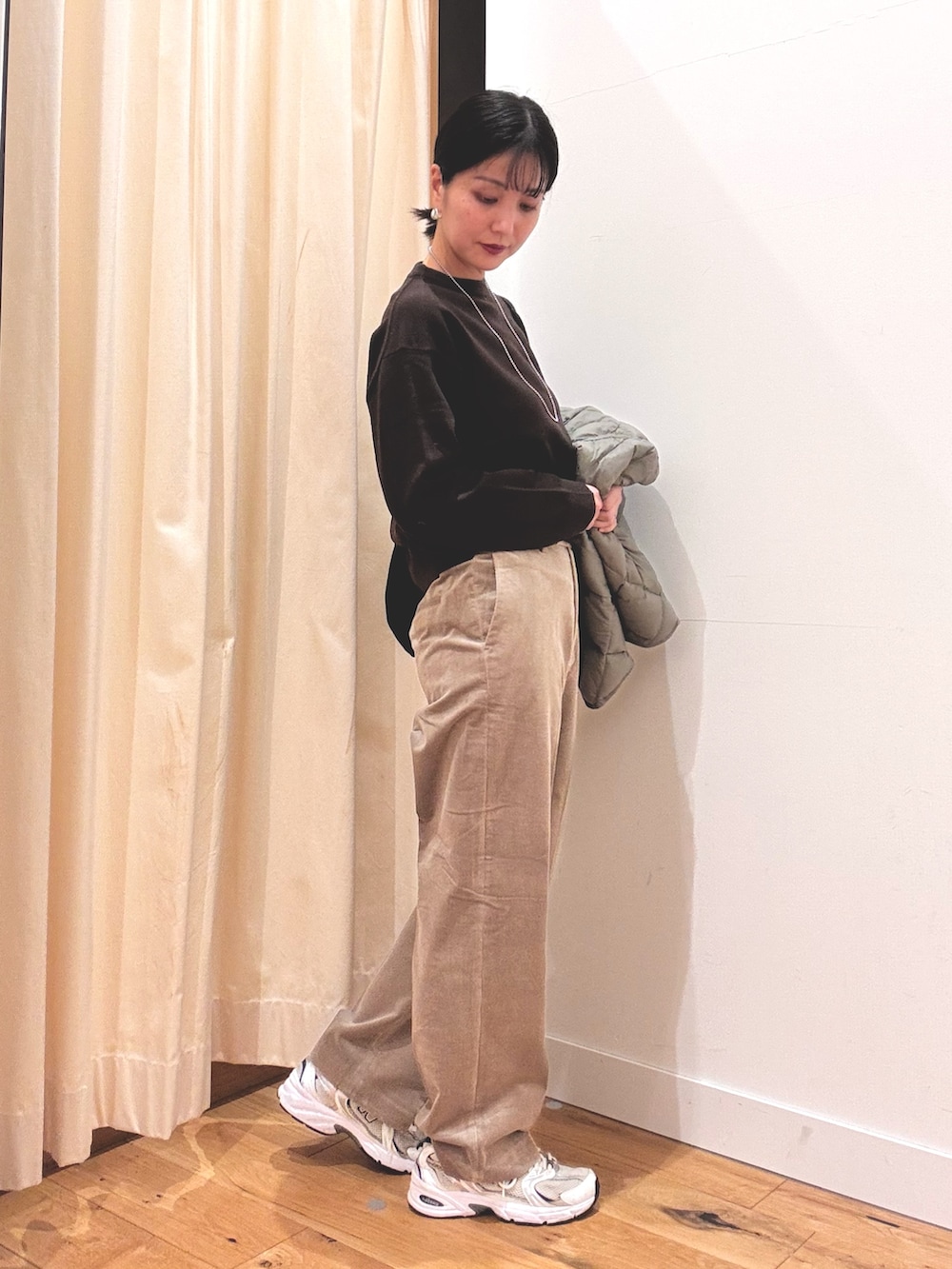 グリーン系のその他アウター、ベージュ系のその他パンツ、ブラウン系のニット/セーターを着用したレディースの秋コーディネートの5枚目の写真
