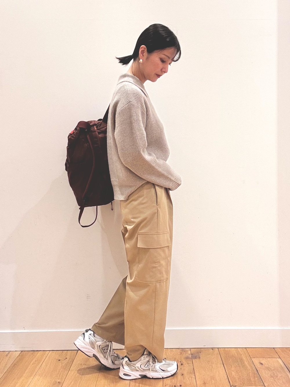 ベージュ系のニット/セーター、パープル系のその他パンツ、レッド系のバックパック/リュックを着用したレディースの秋コーディネートの2枚目の写真