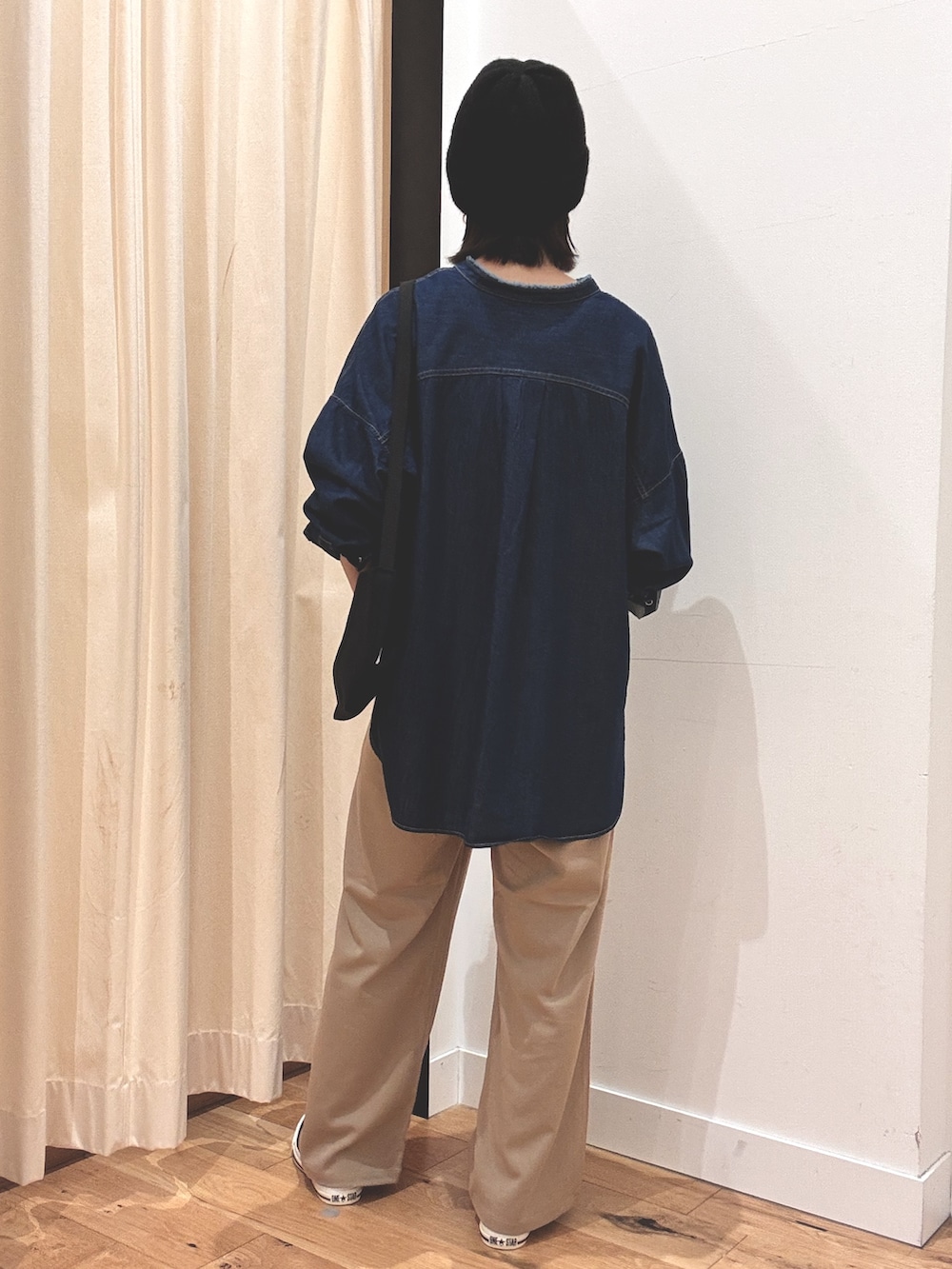 ブルー系のシャツ/ブラウス、ベージュ系のその他パンツ、ブラック系のショルダーバッグを着用したレディースの秋コーディネートの3枚目の写真