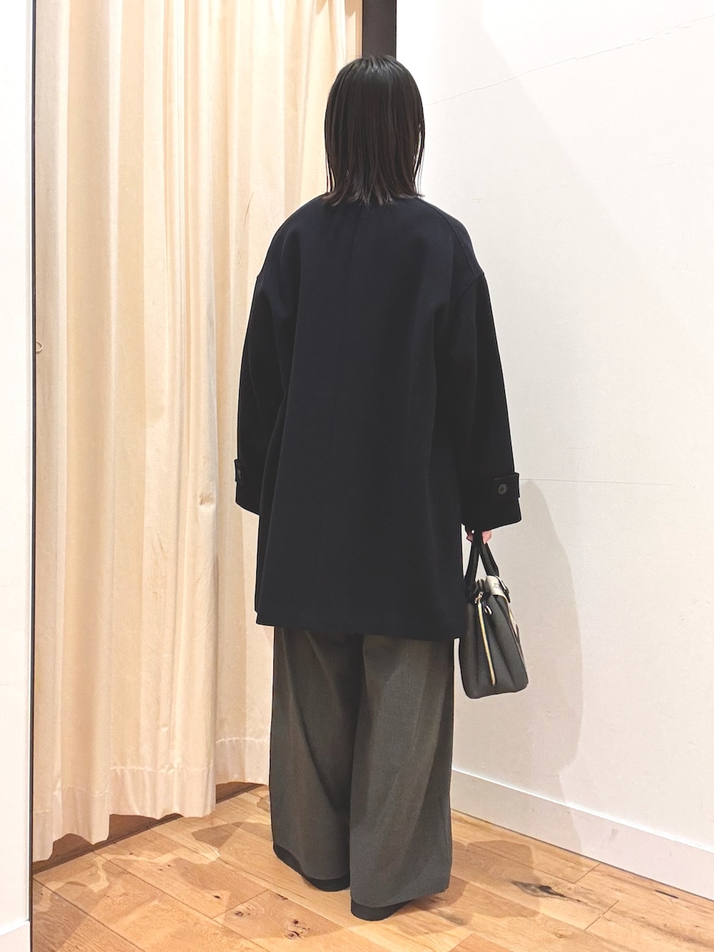 ブラック系のブーツ、ブルー系のニット/セーター、ブルー系のその他アウターを着用したレディースの秋コーディネートの3枚目の写真