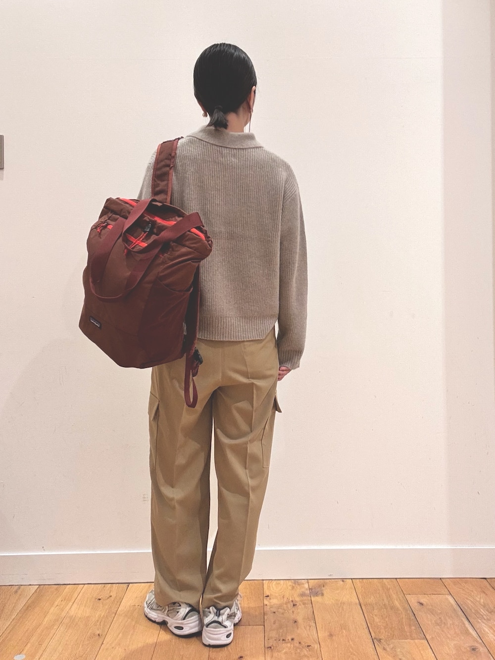 ベージュ系のニット/セーター、パープル系のその他パンツ、レッド系のバックパック/リュックを着用したレディースの秋コーディネートの3枚目の写真