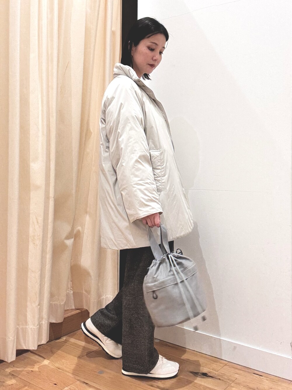 ホワイト系のニット/セーター、ベージュ系のブルゾン、グレー系のその他パンツを着用したレディースの秋コーディネートの2枚目の写真