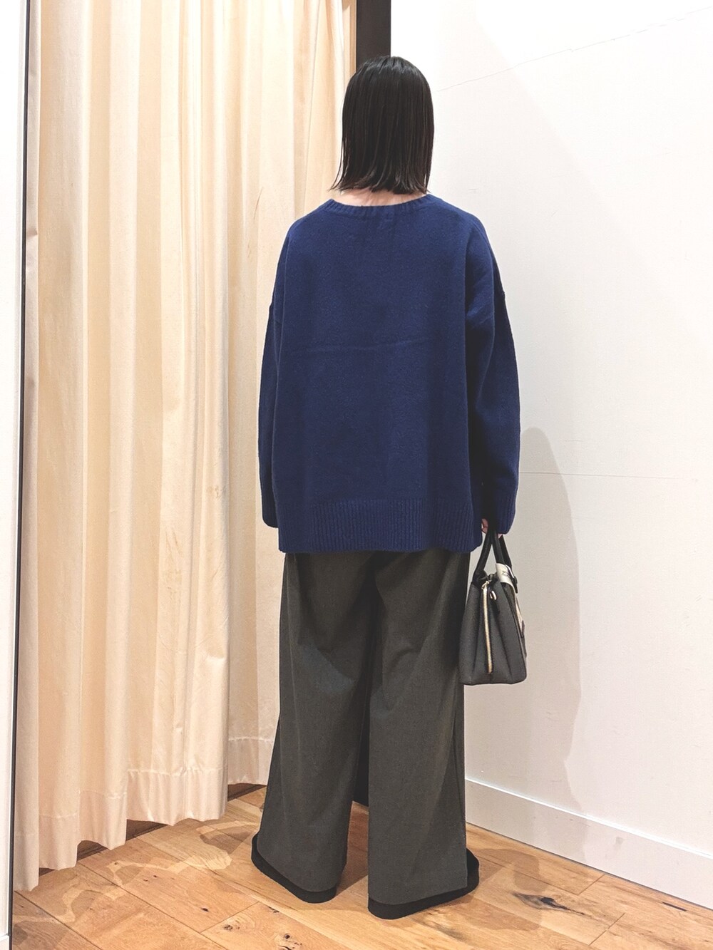 ブラック系のブーツ、ブルー系のニット/セーター、ブルー系のその他アウターを着用したレディースの秋コーディネートの6枚目の写真