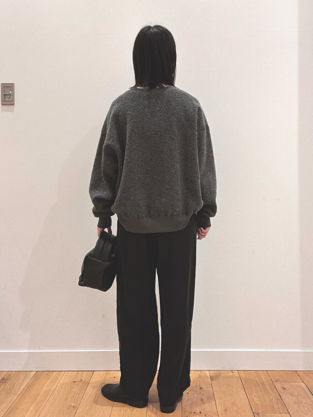 グレー系のその他トップス、ブラック系のその他パンツ、ブラック系のハンドバッグを着用したレディースの秋コーディネートの3枚目の写真