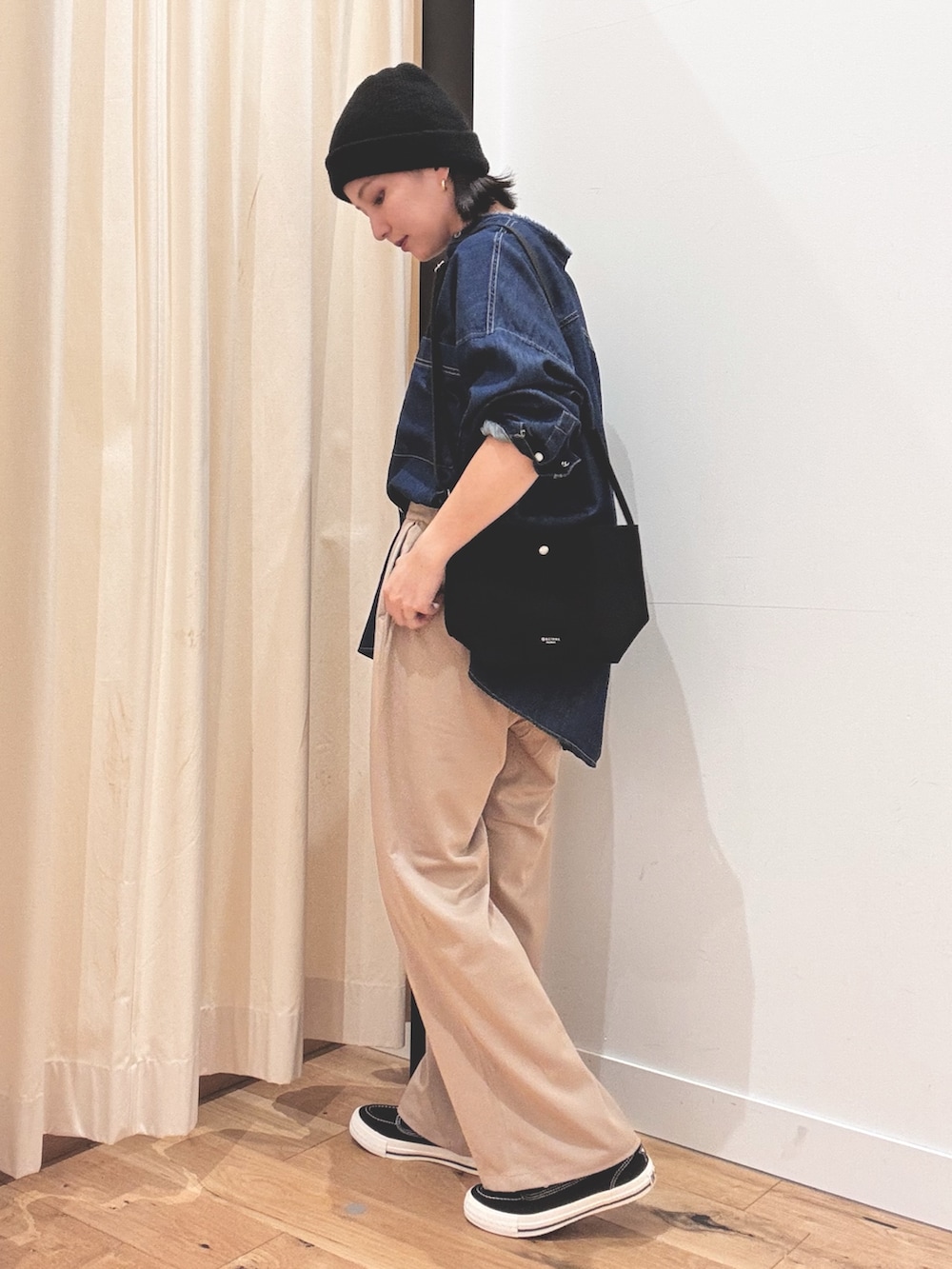 ブルー系のシャツ/ブラウス、ベージュ系のその他パンツ、ブラック系のショルダーバッグを着用したレディースの秋コーディネートの2枚目の写真