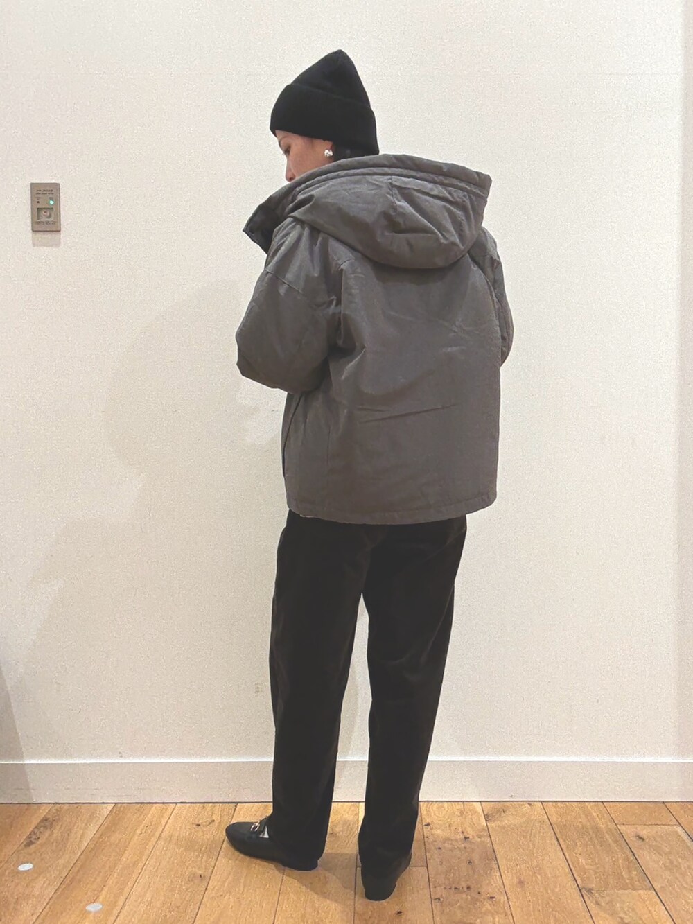 グリーン系のニット/セーター、グレー系のその他パンツ、グレー系のダウンジャケット/コートを着用したレディースの秋コーディネートの3枚目の写真