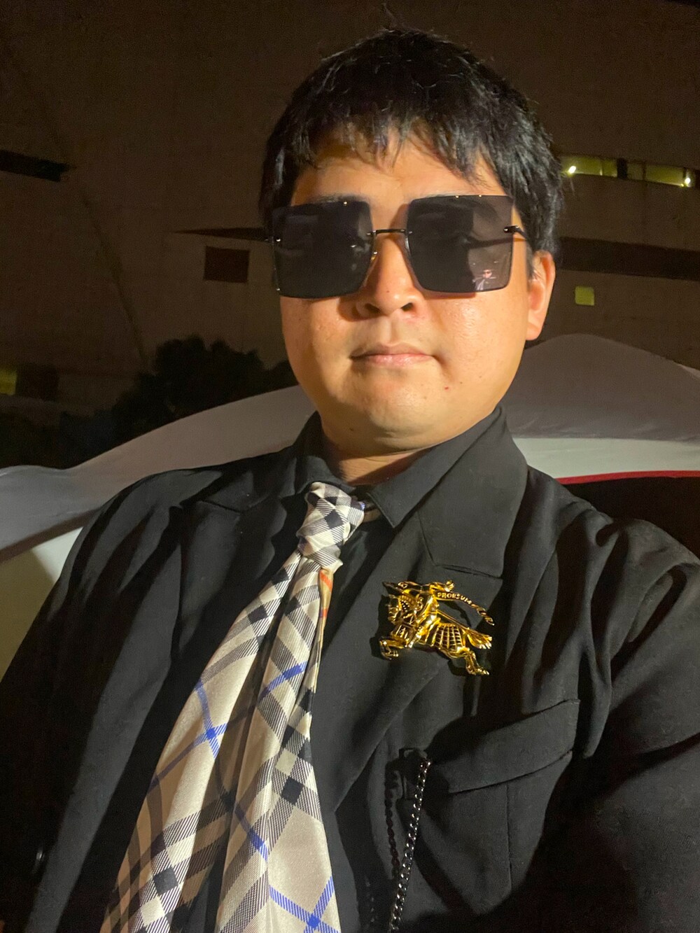 ブラック系のテーラードジャケット、ブラック系のその他パンツ、グレー系のその他を着用したメンズの夏コーディネートの2枚目の写真