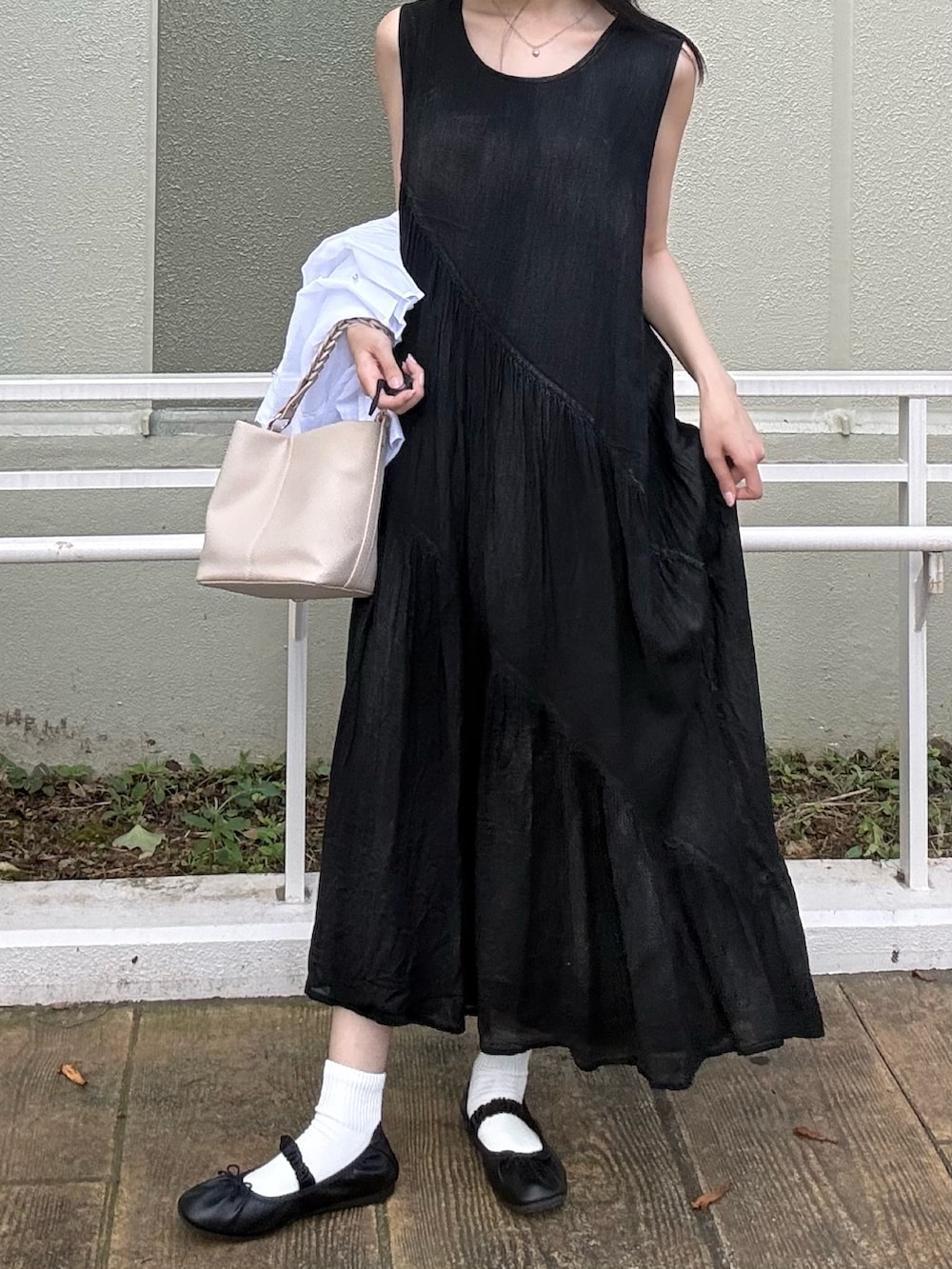 ベージュ系のショルダーバッグ、ホワイト系のシャツ/ブラウス、ブラック系のワンピースを着用したレディースの夏コーディネートの4枚目の写真