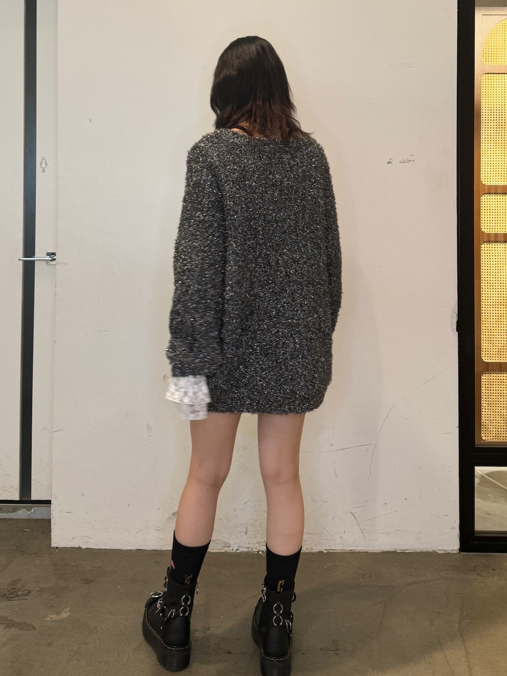 ブラック系のカーディガン/ボレロ、ホワイト系のTシャツ/カットソーを着用したレディースの夏コーディネートの3枚目の写真