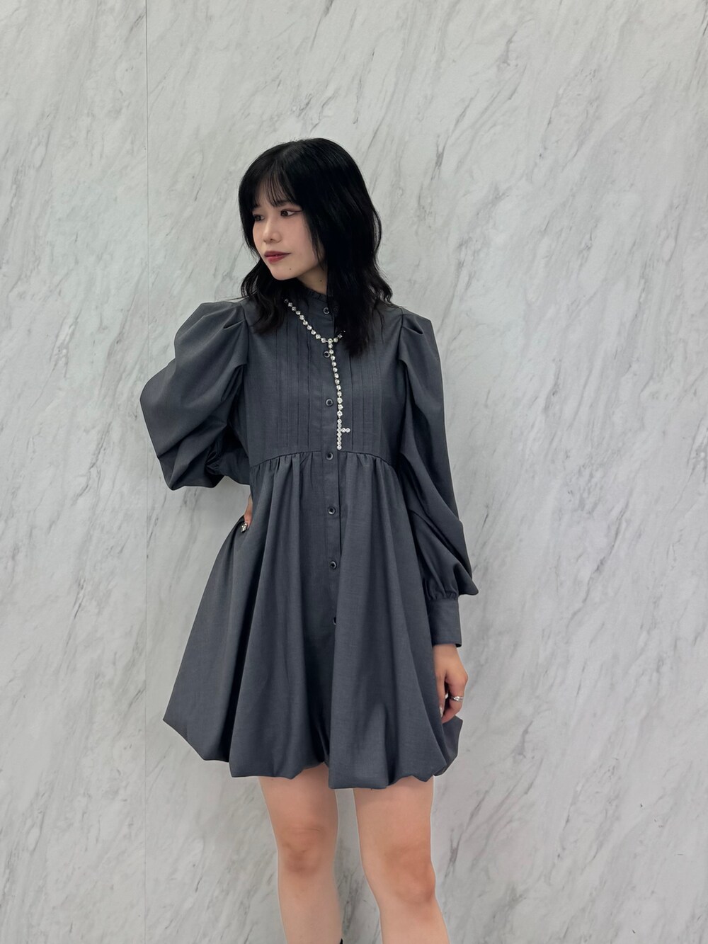 グレー系のワンピースを着用したレディースの秋コーディネートの4枚目の写真