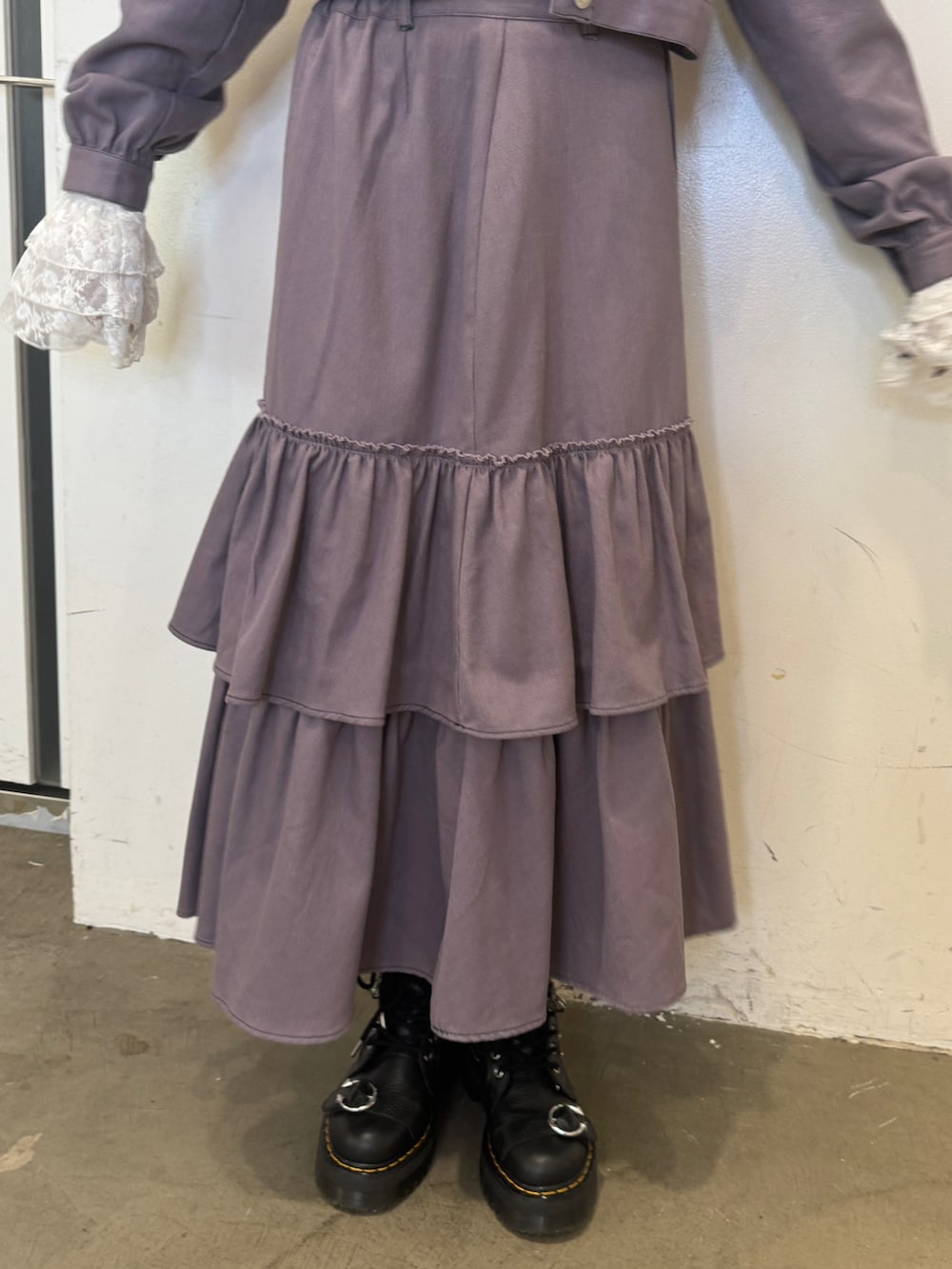 パープル系のワンピース、ホワイト系のTシャツ/カットソーを着用したレディースの秋コーディネートの6枚目の写真