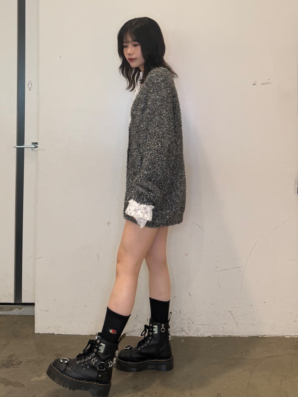 ブラック系のカーディガン/ボレロ、ホワイト系のTシャツ/カットソーを着用したレディースの夏コーディネートの2枚目の写真