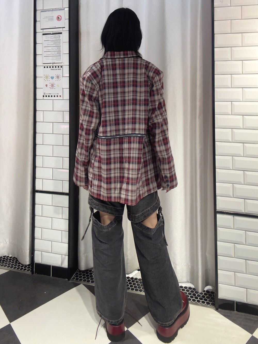 ブルー系のテーラードジャケット、レッド系のニット/セーター、ブラック系のデニムパンツを着用したレディースの秋コーディネートの5枚目の写真