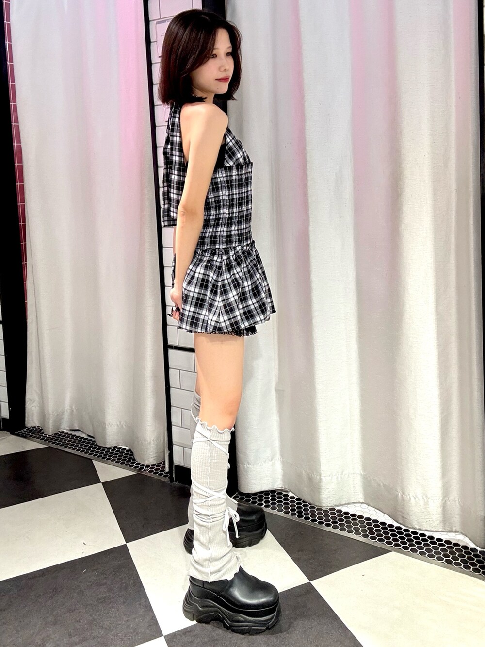 ブラック系のワンピースを着用したレディースの夏コーディネートの2枚目の写真