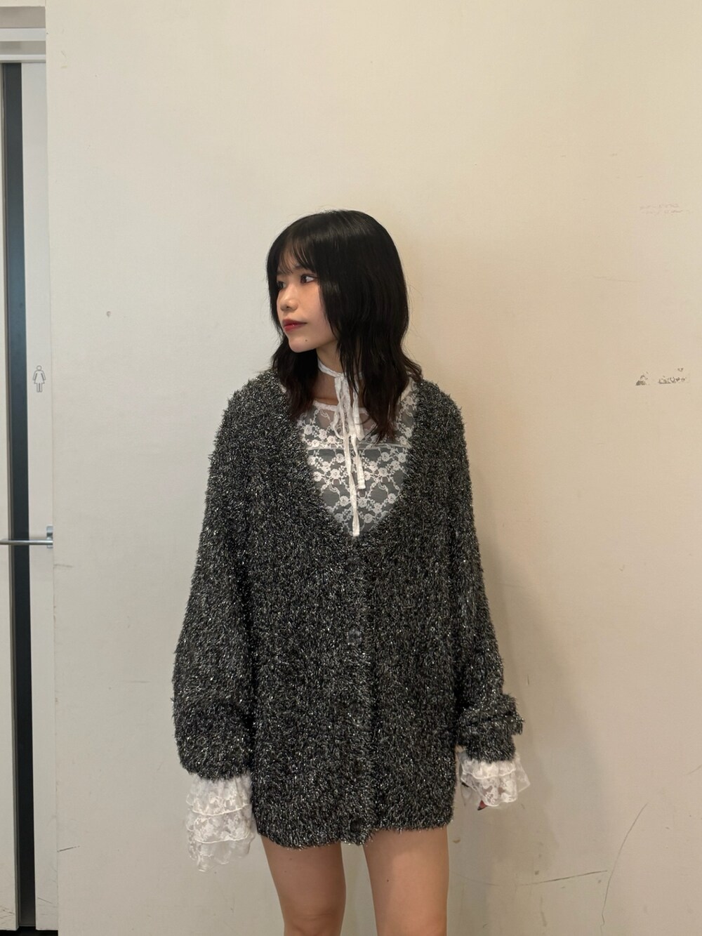 ブラック系のカーディガン/ボレロ、ホワイト系のTシャツ/カットソーを着用したレディースの夏コーディネートの4枚目の写真