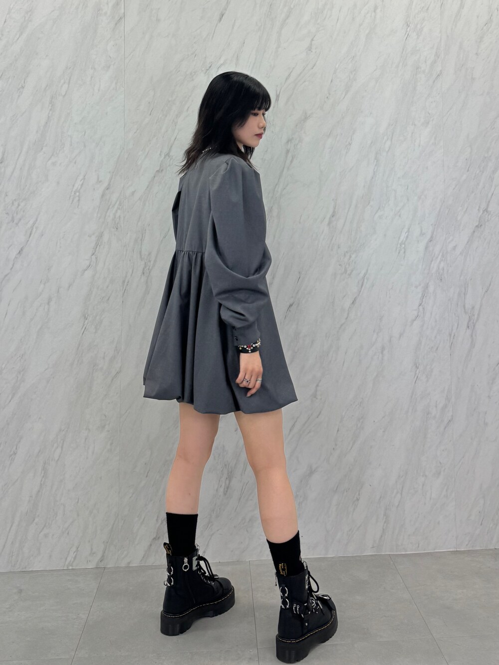 グレー系のワンピースを着用したレディースの秋コーディネートの2枚目の写真