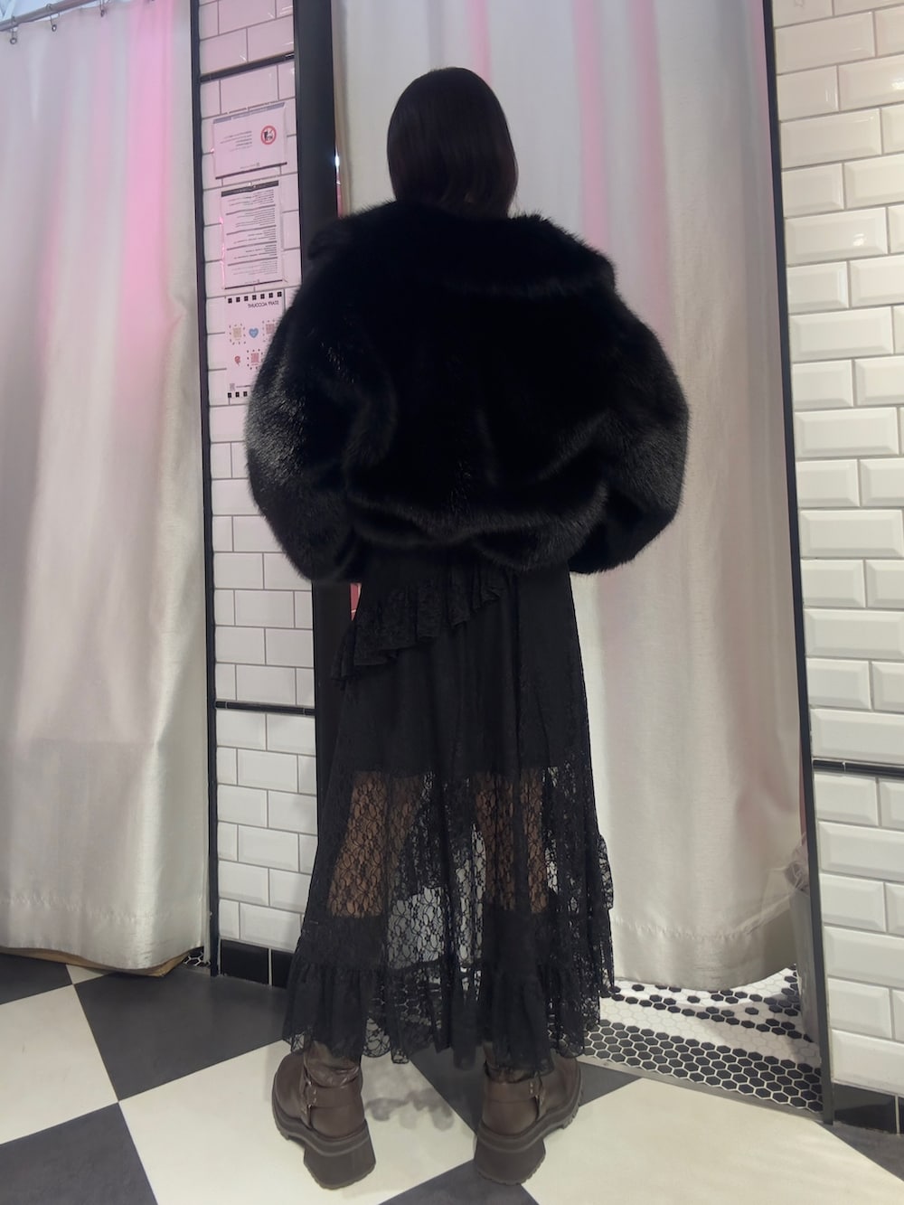 ブラック系のその他アウター、ブラック系のニット/セーター、ブラック系のスカートを着用したレディースの秋コーディネートの3枚目の写真