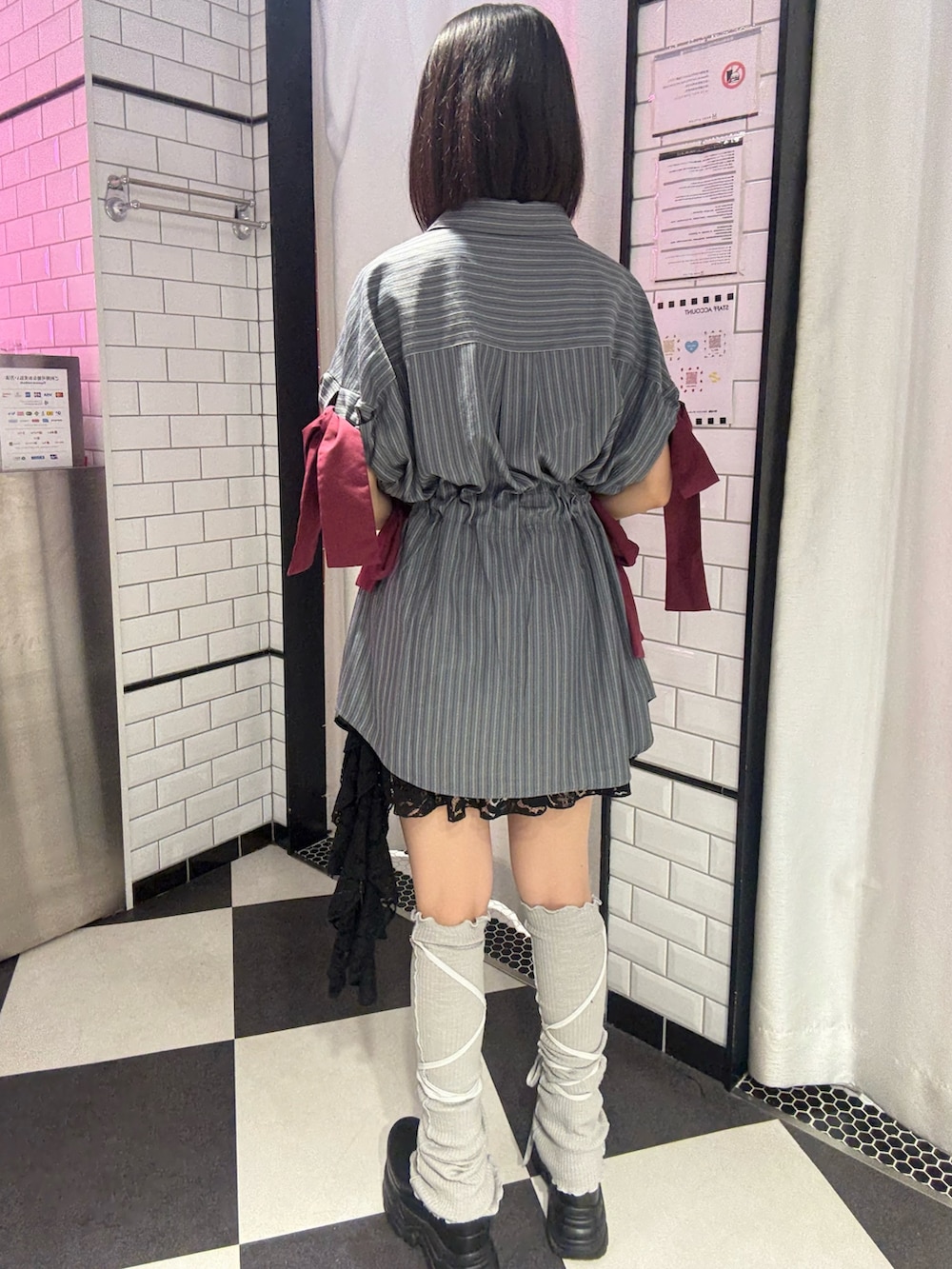 グレー系のシャツ/ブラウスを着用したレディースの夏コーディネートの3枚目の写真