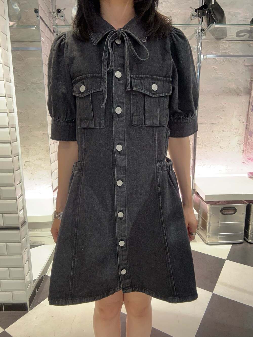 ブラック系のワンピースを着用したレディースの夏コーディネートの2枚目の写真