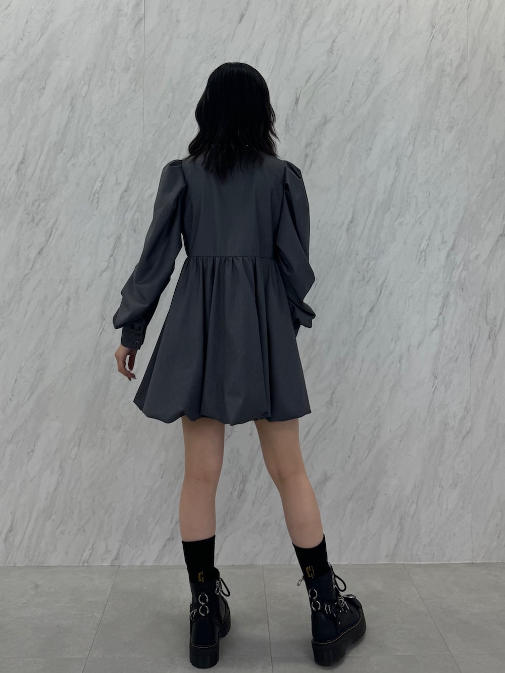 グレー系のワンピースを着用したレディースの秋コーディネートの3枚目の写真