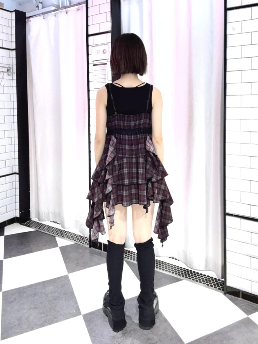 レッド系のワンピース、ブラック系のローファー、ブラック系のタンクトップを着用したレディースの夏コーディネートの3枚目の写真