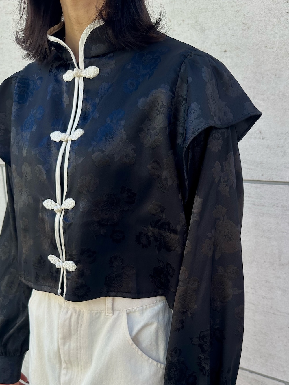 ブラック系のシャツ/ブラウス、ホワイト系のスカートを着用したレディースの春コーディネートの3枚目の写真