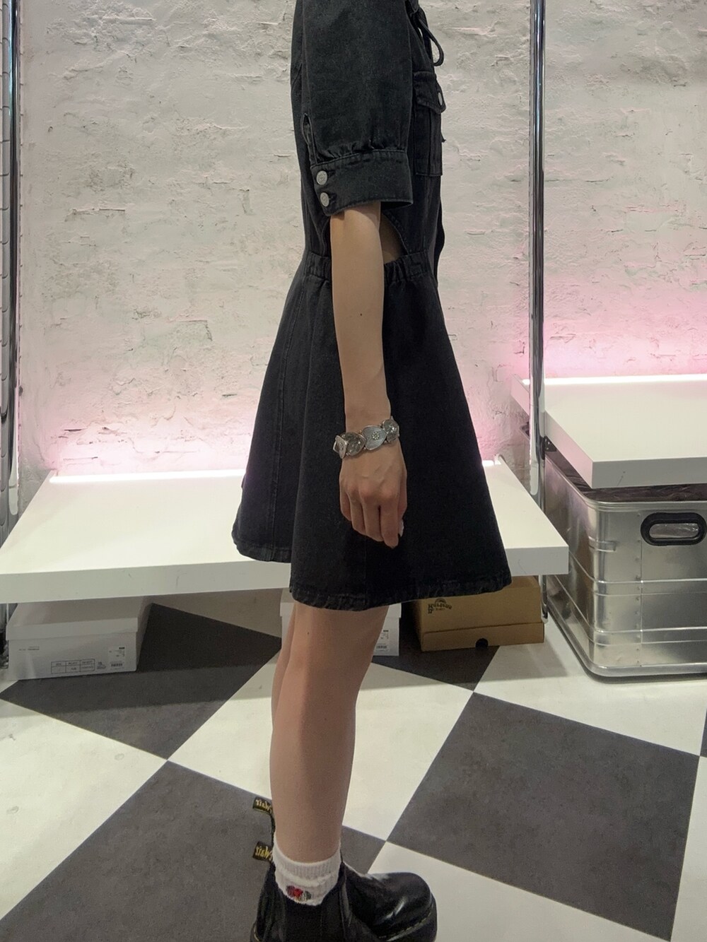 ブラック系のワンピースを着用したレディースの夏コーディネートの5枚目の写真