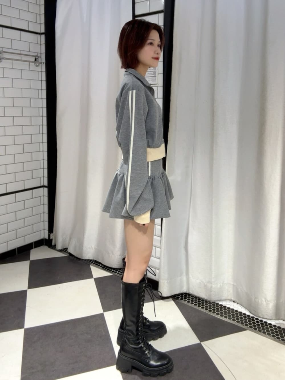 グレー系のジャージ、グレー系のスカートを着用したレディースの冬コーディネートの2枚目の写真